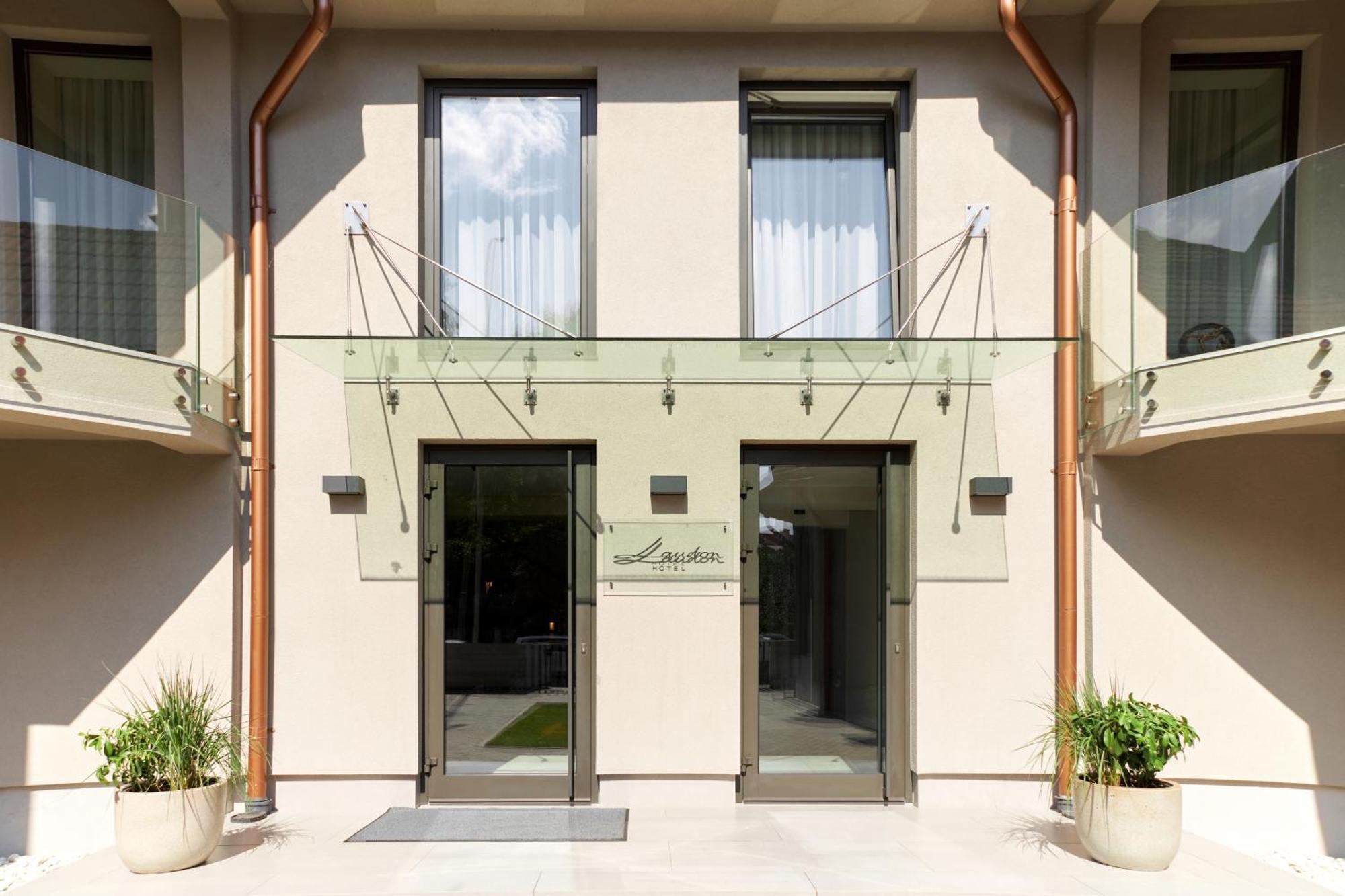 Hotel Laudon Uzhhorod Exterior foto